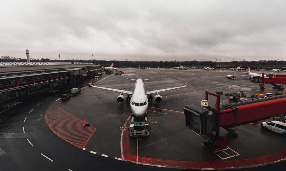 Letiská a prístavy sa pripravujú na zníženie emisií, pretože ekologizácia dopravy sa zrýchľuje