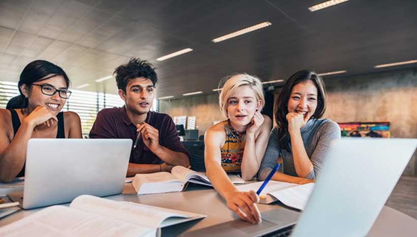 Cómo prepararse para su primer año en la universidad